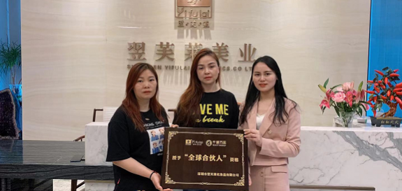 祝贺四川省自贡市黄女士和张女士成功加盟翌芙莱连锁店